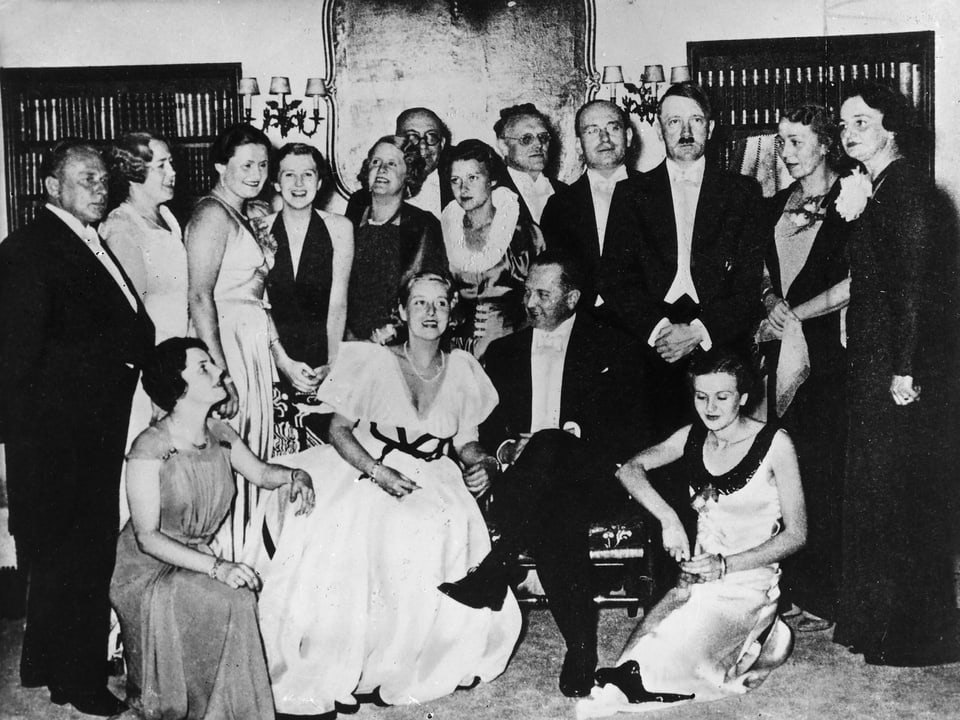 Eine Gruppe Menschen auf einem Schwarzweiss-Foto.