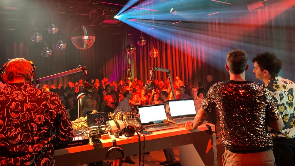 Die DJs der Silvesterparty schauen auf den gefüllten Dancefloor