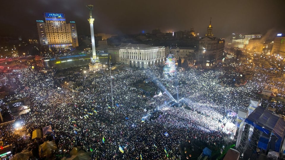 Hunderttausende Menschen auf dem Majdan-Platz