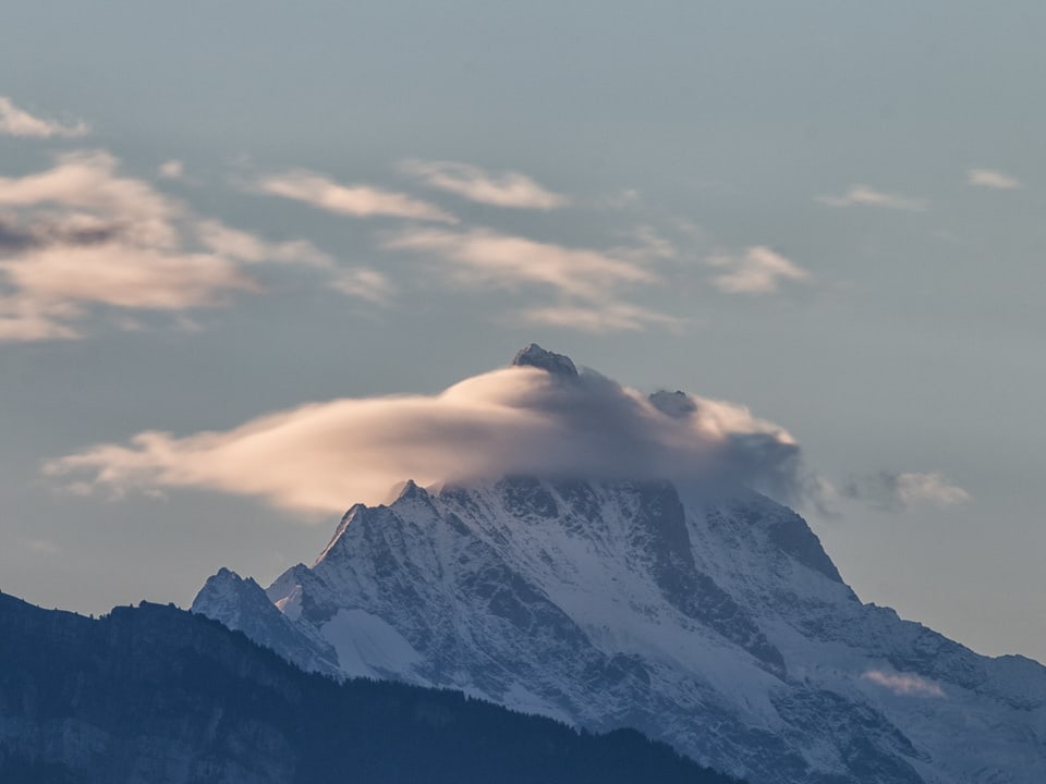 Berg mit Wolke, sieht aus wie ein Schal.