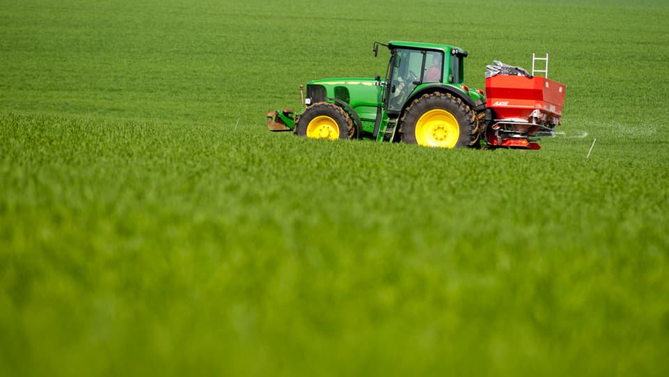 Traktor auf dem Feld.