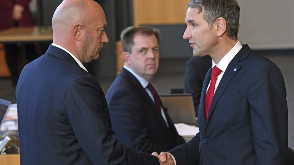 Thomas Kemmerich (FDP, links) und Björn Höcke (AfD, rechts) beim Händeschütteln.