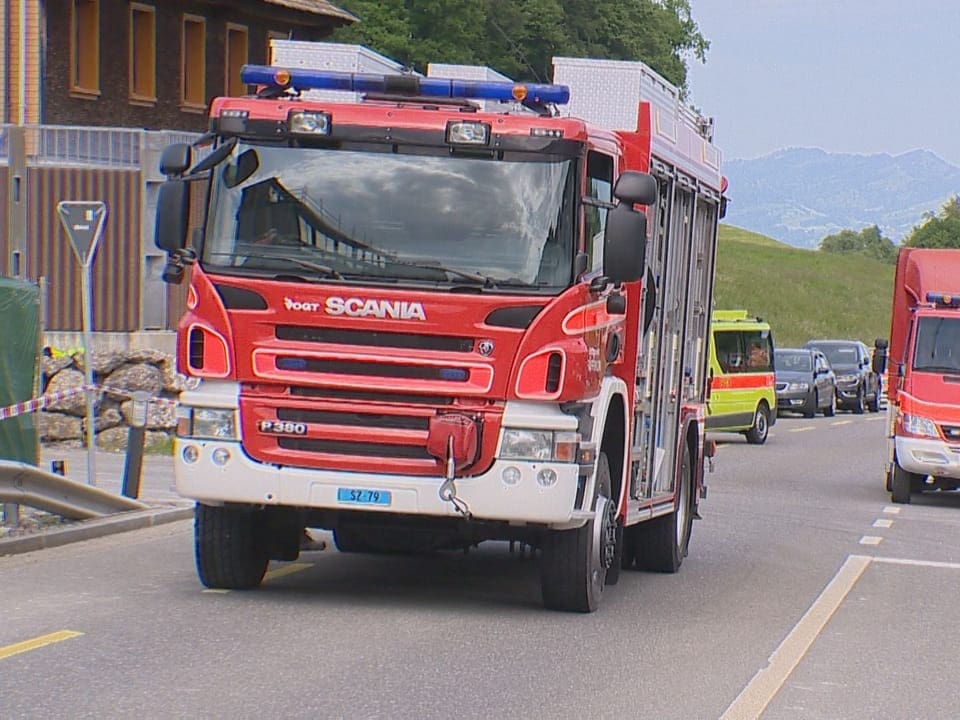 Feuerwehrautos treffen an der Unfallstelle ein