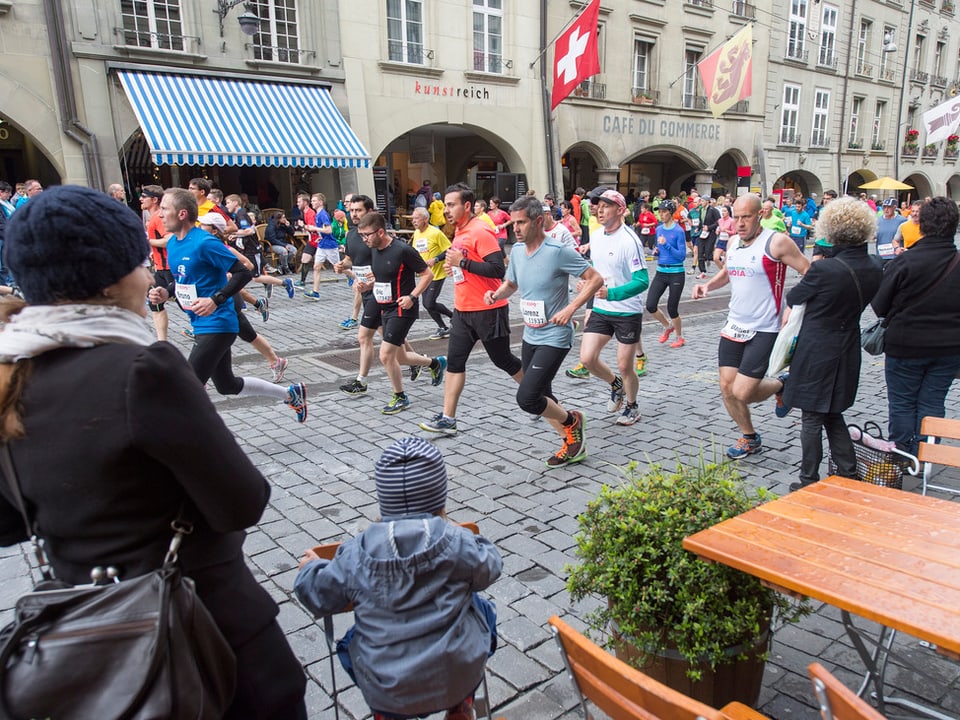 In der Altstadt rennen Leute.