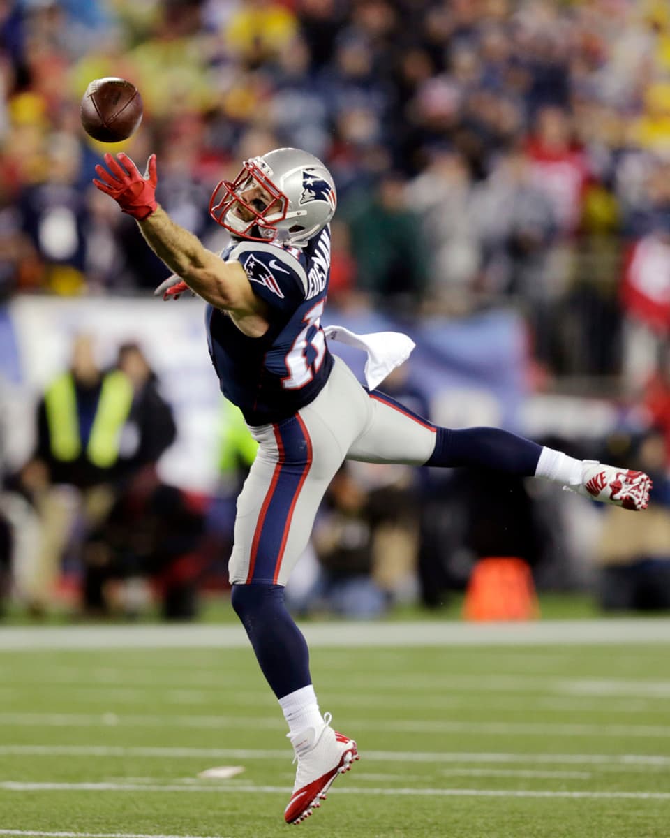Der Wide Receiver der New England Patriots streckt sich nach einem Ball.