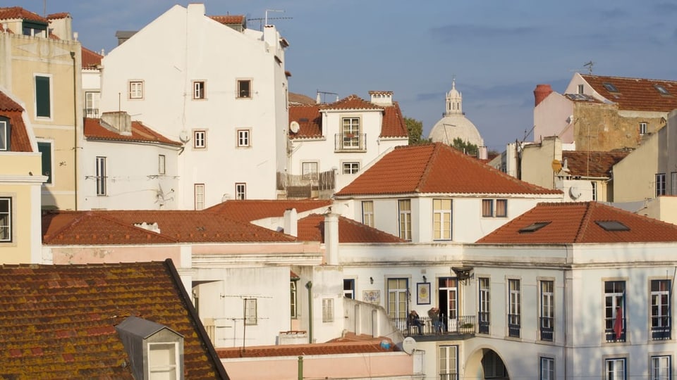 Verwinkelte Häuser reihen sich in Lissabon eng aneinander.