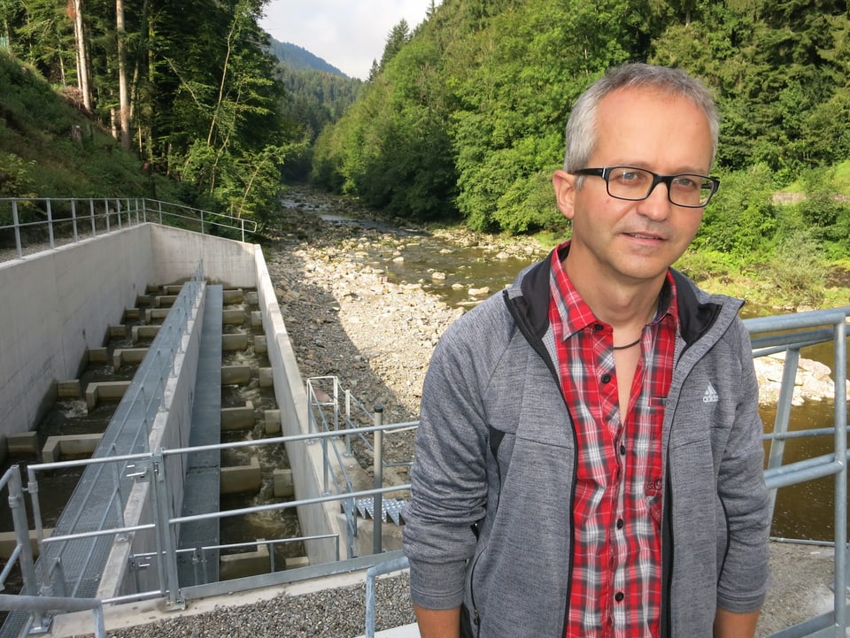 Roland Sutter, Projektleiter der EKZ vor seinem Werk, der neuen Fischtreppe.