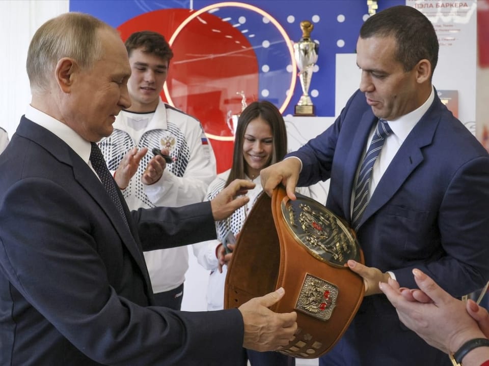 IBA-Präsident Umar Kremlew mit Russlands Präsident Wladimir Putin