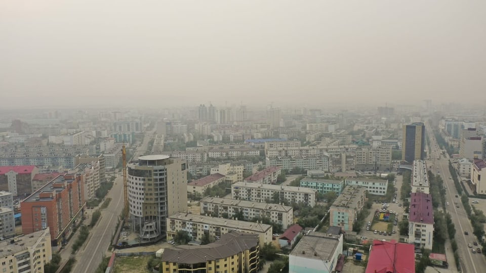 Über Jakutsk, der Hauptstadt der russischen Teilrepublik Jakutsia, ziehen Rauchschwaden. 