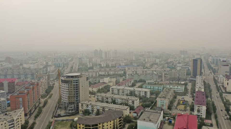 Über Jakutsk, der Hauptstadt der russischen Teilrepublik Jakutsia, ziehen Rauchschwaden.