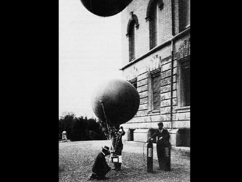 Schwarz-weiss Foto aus 1903 von Menschen, die Wetterballone starten.