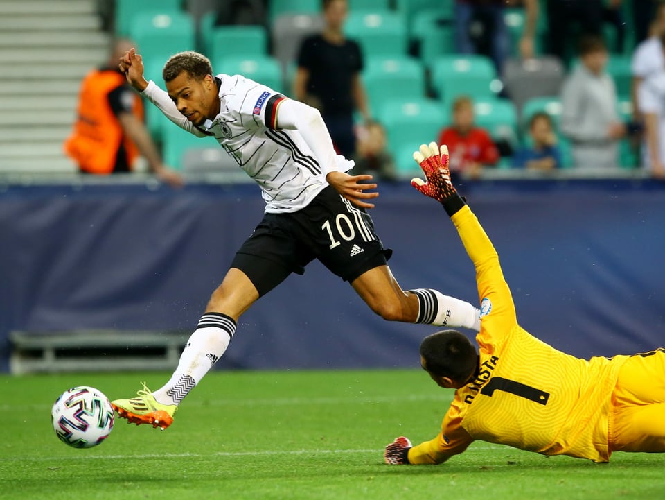 Lukas Nmecha schiebt ein zum entscheidenden 1:0 für Deutschland.