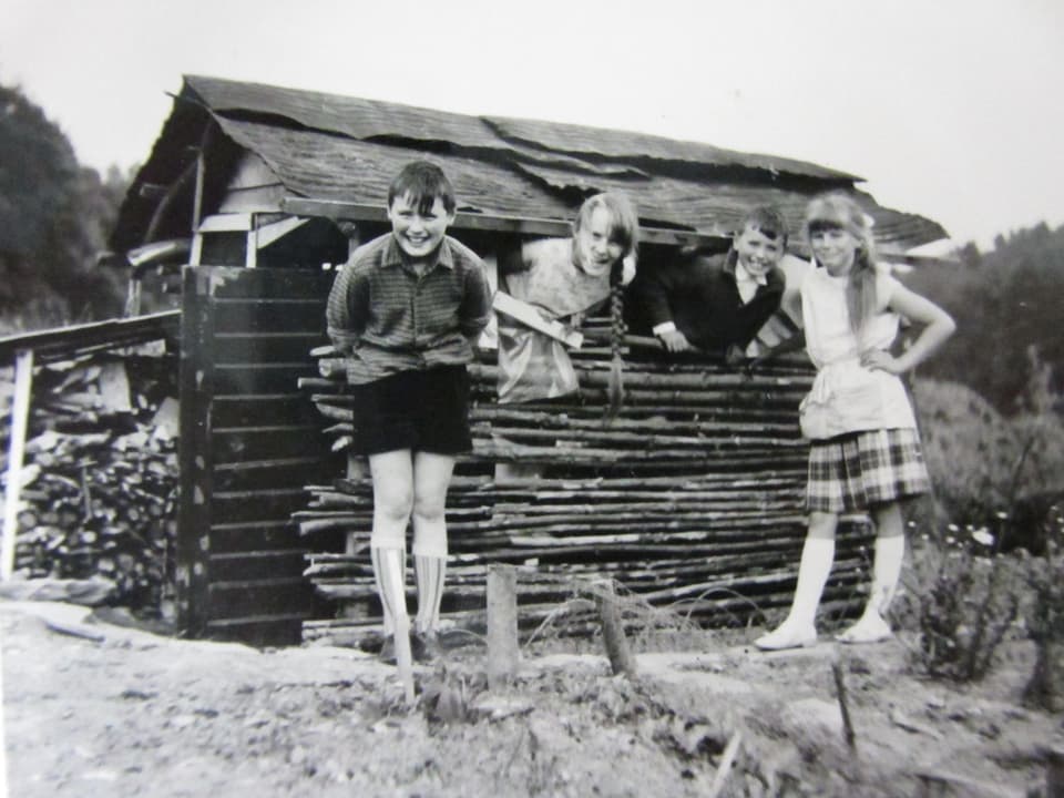 Das Bild zeigt drei junge Mädchen um 1960. 