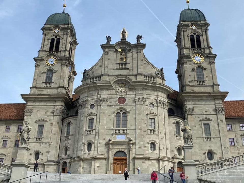 Kloster von aussen, 2 Türme