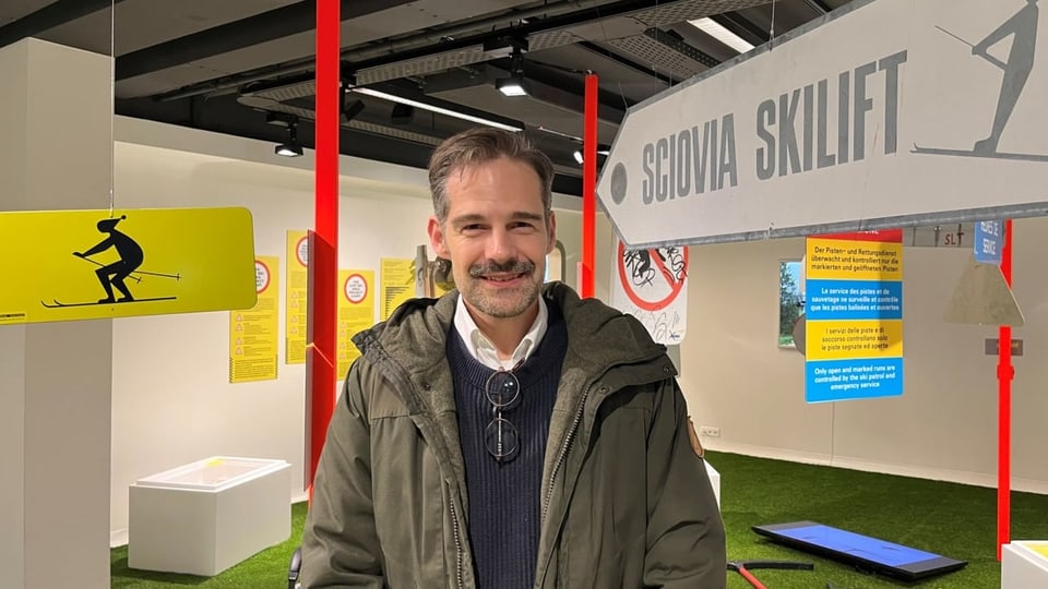 Christoph Schuck an der Ausstellung im Alpinen Museum in Bern