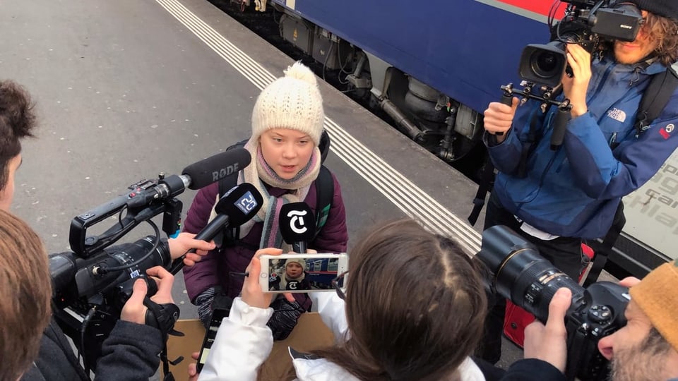 Greta Thunberg wird am Hauptbahnhof in Zürich von Schweizer Journalisten empfangen.