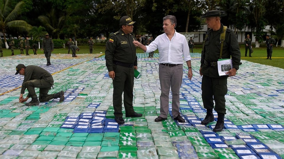 Juan Manuel Santos mit Sicherheitskräften