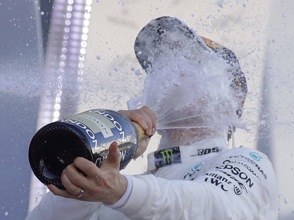 Der finnische Formel-1-Pilot Valtteri Bottas wäscht sich die Augen aus.