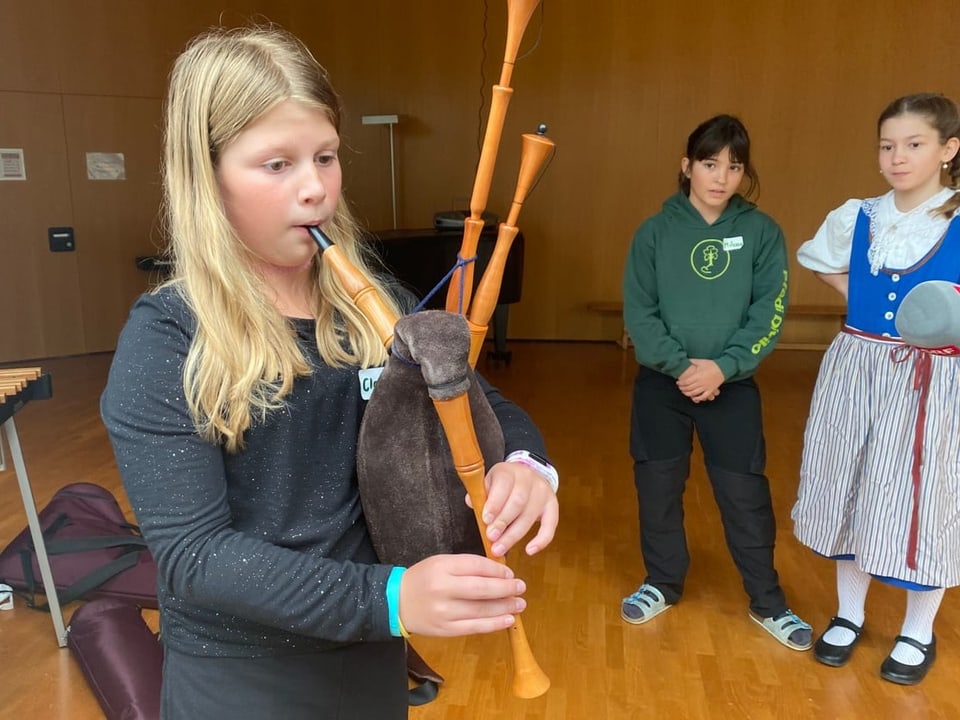 Ein 11-jähriges Mädchen spielt Dudelsack