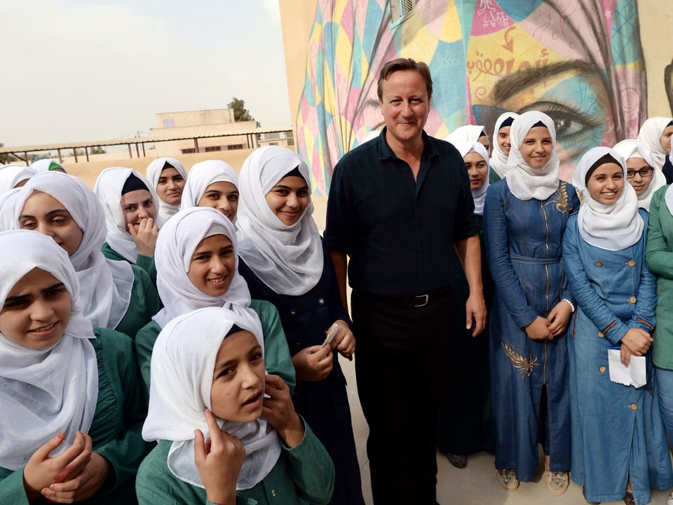 Der britische Premier David Cameron in Zaatari umgeben von einer Gruppe Schulmädchen. 