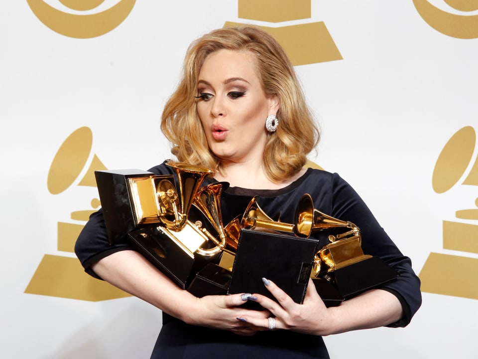 An den Grammy Awards 2012 geht Adele mit sechs Trophäen nach Hause.