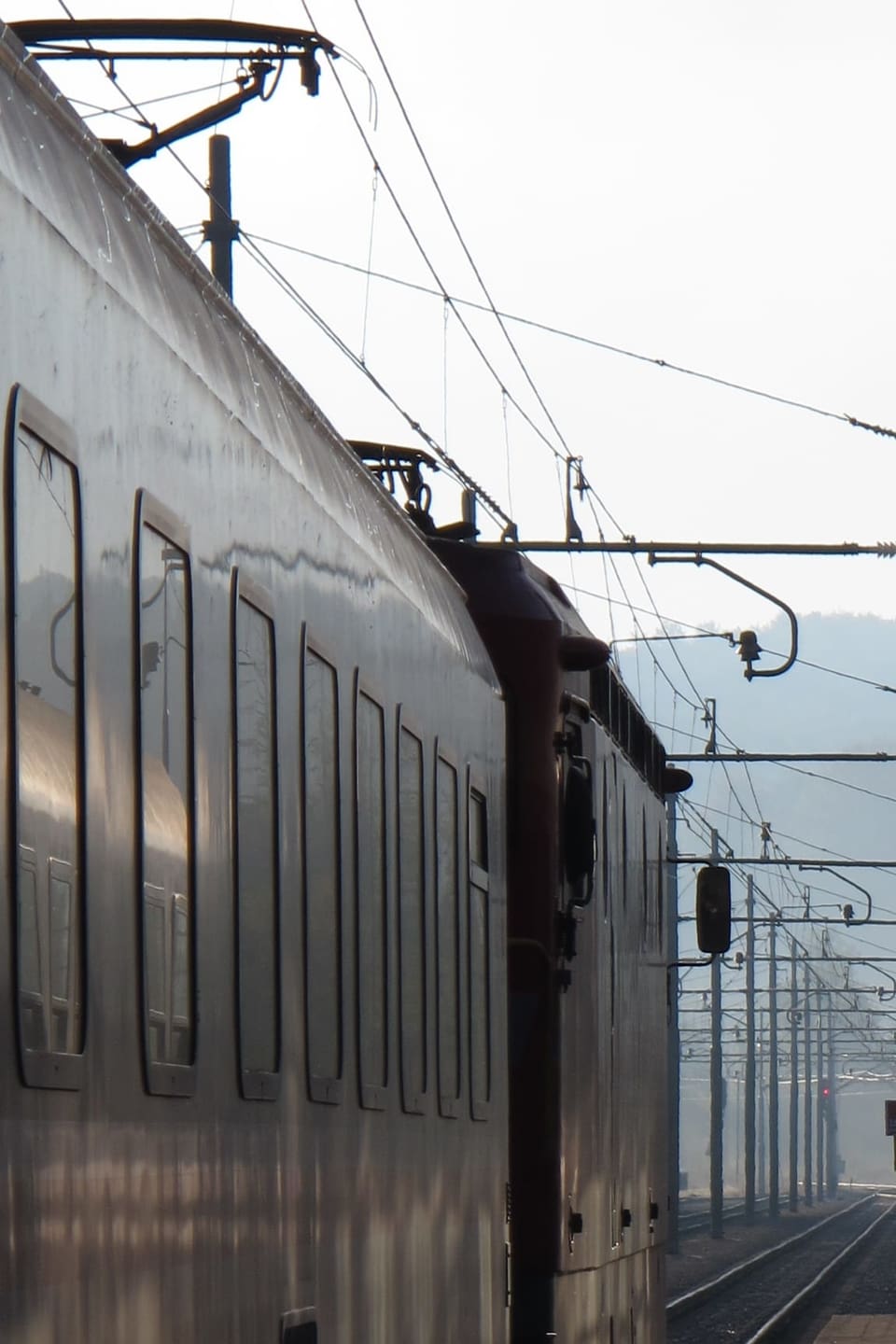 Zwei Züge stehen parallel nebeneinander auf den Gleisen in der Morgendämmerung.