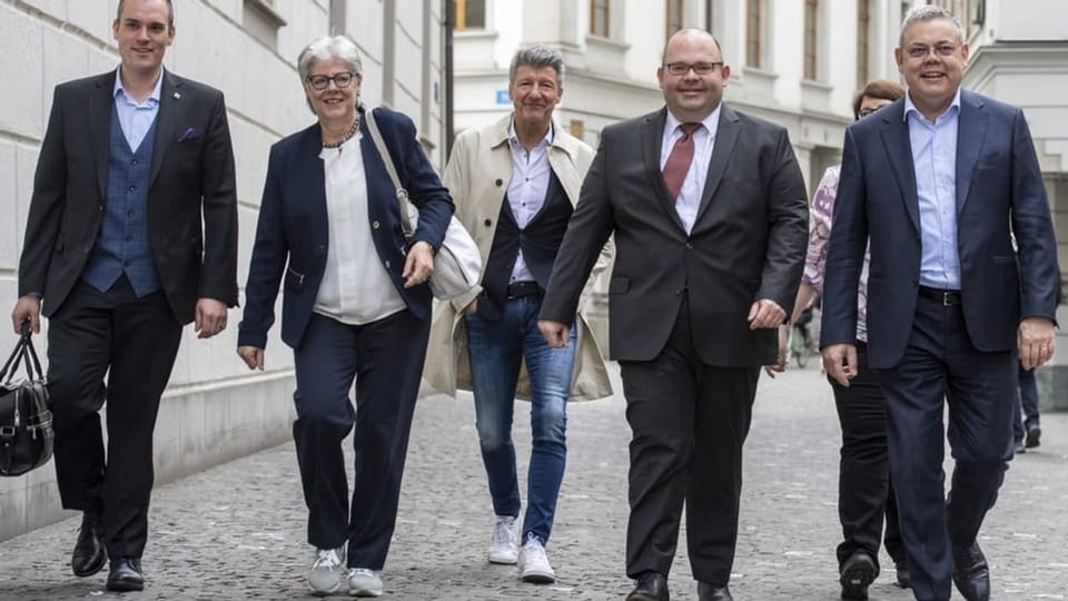 Die Luzerner SVP-Präsidentin Angela Lüthold und ihre Parteikollegen