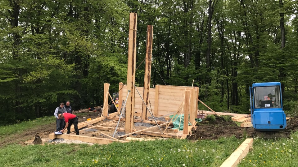 Männer arbeiten an einem Holzhaus für das Schweiz aktuell Sommerprojekt.