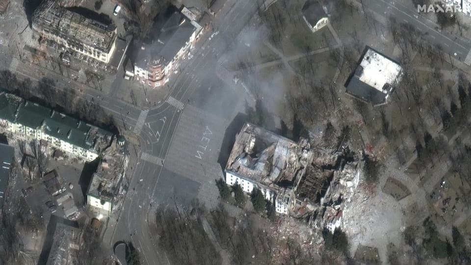 Ein Satellitenfoto zeigt das Theater von Mariupol nach dem Beschuss.