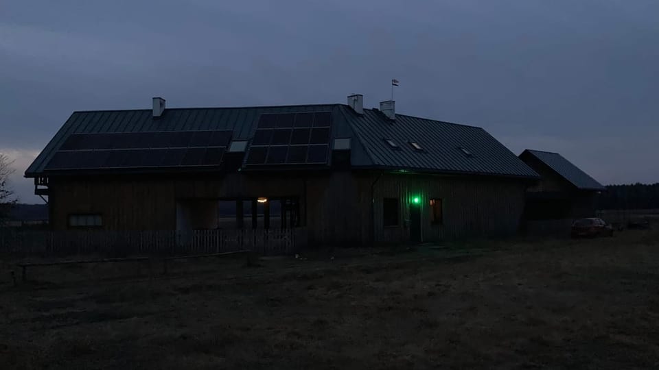 Grünes Licht an einem Haus.