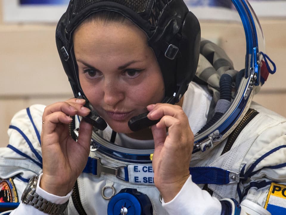 Die Kosmonautin Elena Serova bereitet sich auf den Start vor.