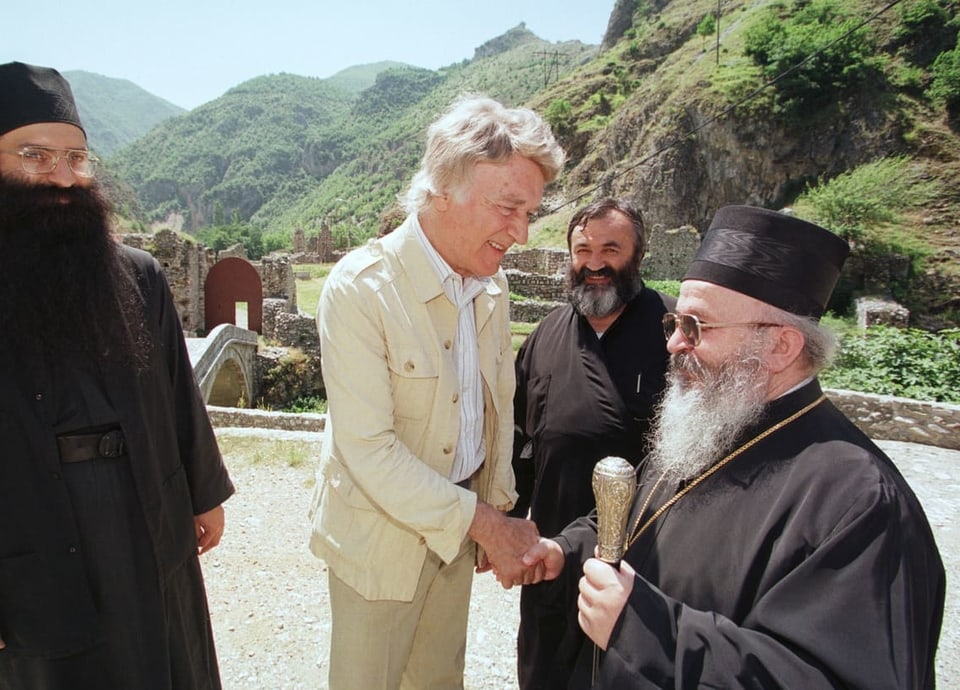 Franz Weber im Jahr 1998 vor einem Kloster im Kosovo.
