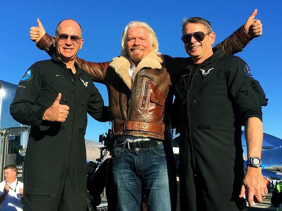 Richard Branson (Mitte) zwischen Piloten stehend.
