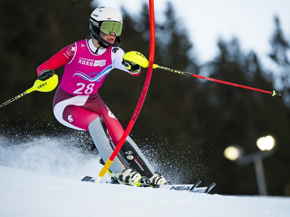Amélie Klopfenstein fährt Slalom