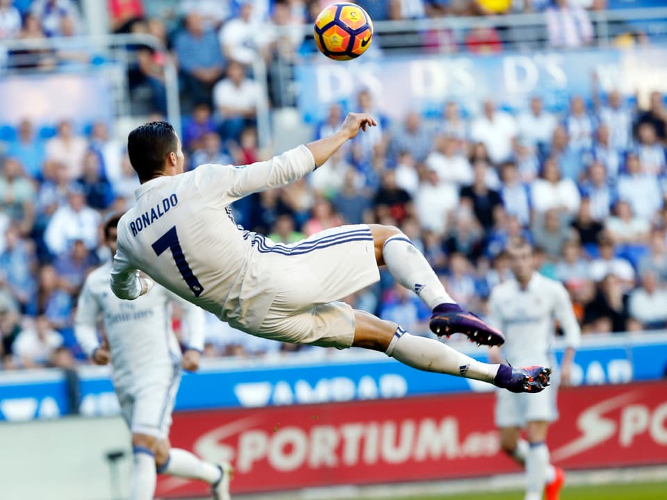 Cristiano Ronaldo macht einen Seitfallzieher