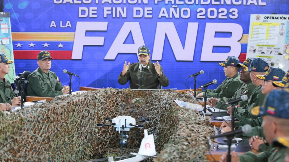 Der Präsident von Venezuela sitzt an einem Tisch mit seinen Militärkomandeuren.