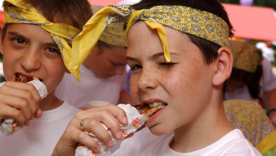 Am Kinderfest gibt es die Wurst der Würste: die Kinderfestbratwurst! Sie wird in St. Gallen ohne Senf gegessen.