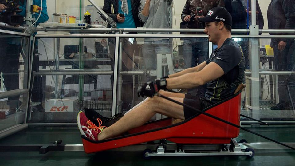 Dario Cologna hält sich auf einem «Langlauf-Schlitten» in Form.