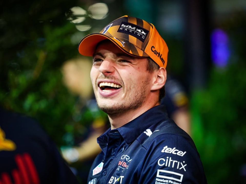 Hat gut lachen Max Verstappen lacht ausgiebig vor dem Formel 1 GP in Singapur.
