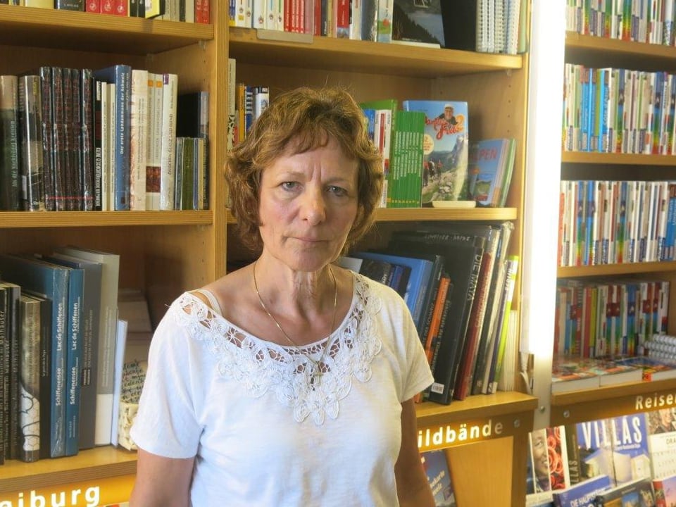 Alexandra Vonlanthen im Buchladen. 
