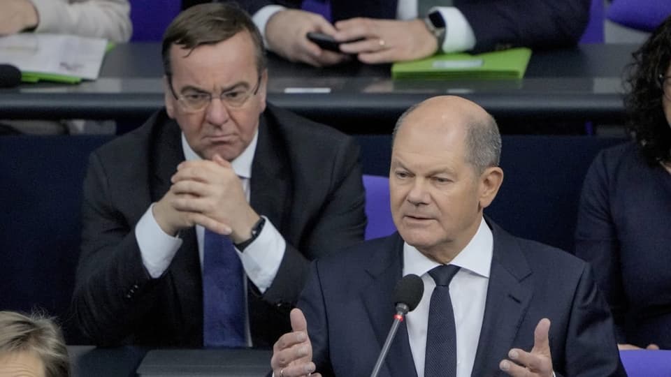 Pistorius und Scholz auf der Regierungsbank im deutschen Bundestag.
