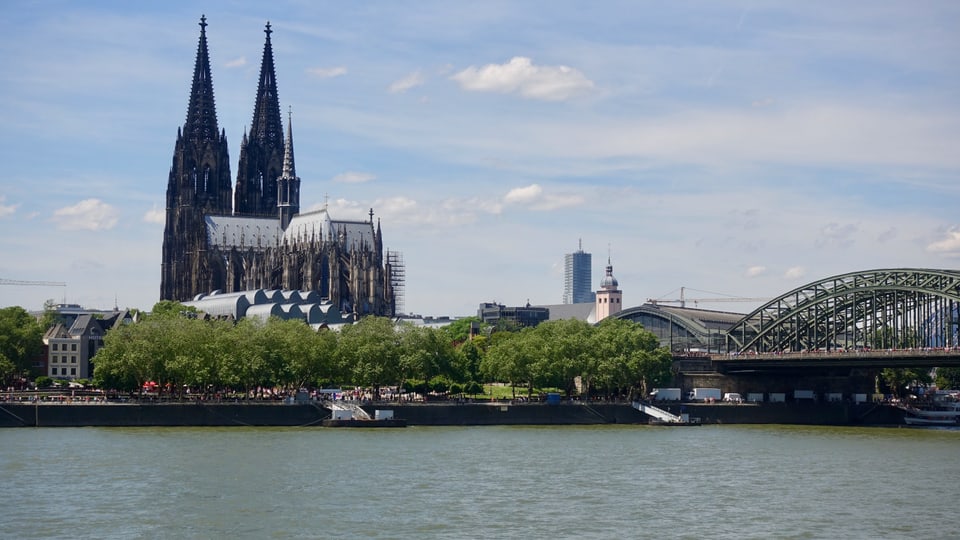 Der Rhein mit Deutzer Brücke und Dom in Köln.