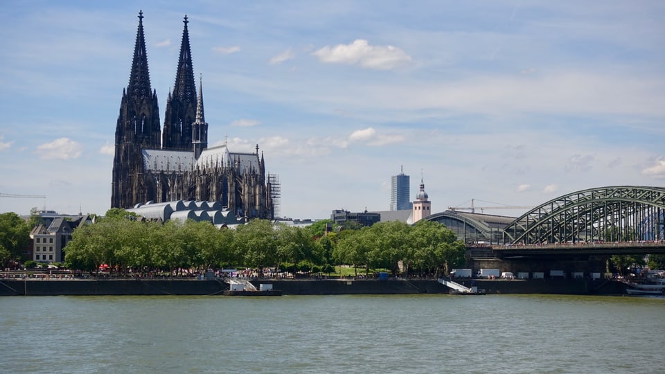 Hitze in Köln Der Rhein mit Deutzer Brücke und Dom in Köln.