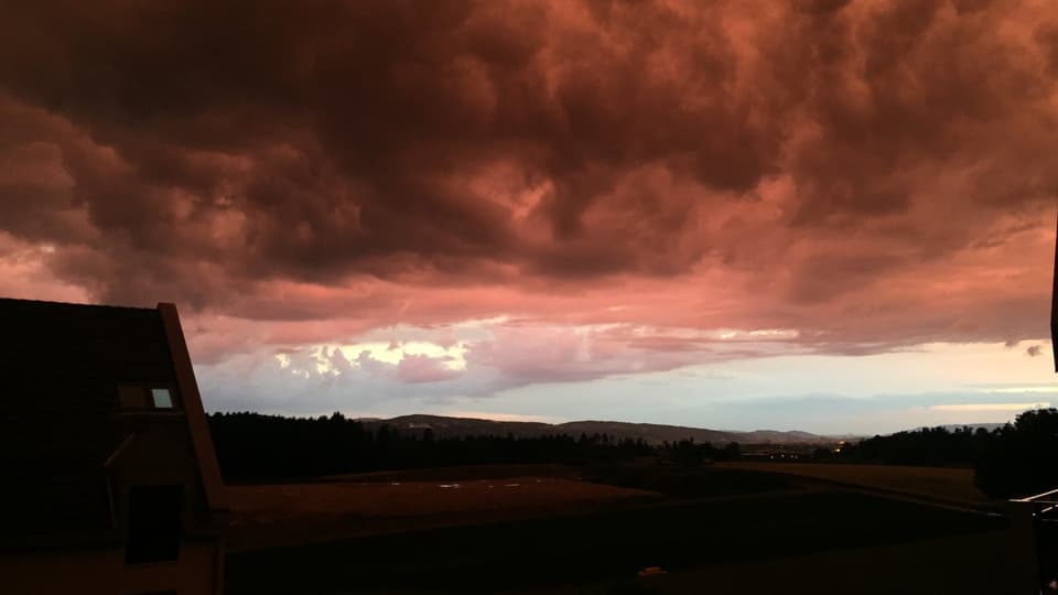 Rot-schwarze Gewitterwolken liegen über dem Zürcher Oberland