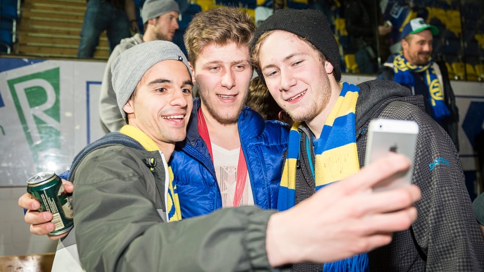 Zwei Fans machen ein Selfie mit Enzo Corvi.