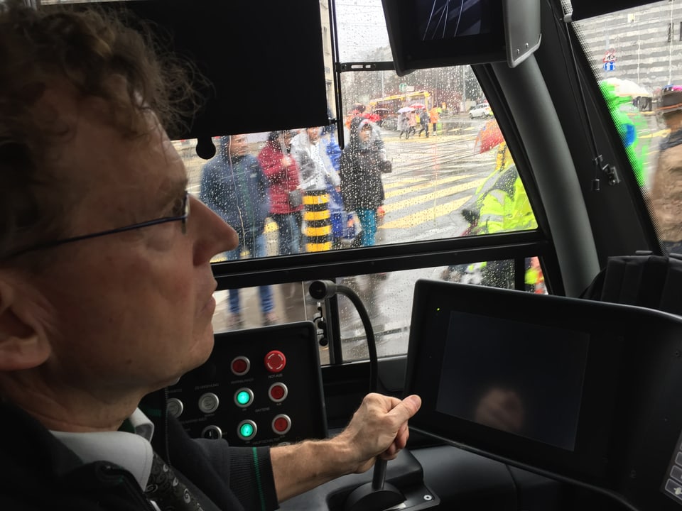 Teilzeit-Tramchauffeur Beat Leuthardt am Joystick des Flexity-Trams