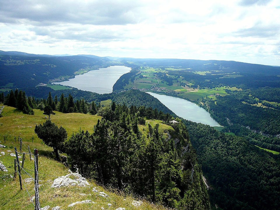 Blick aus der Höhe über zwei Seen und das Umland.