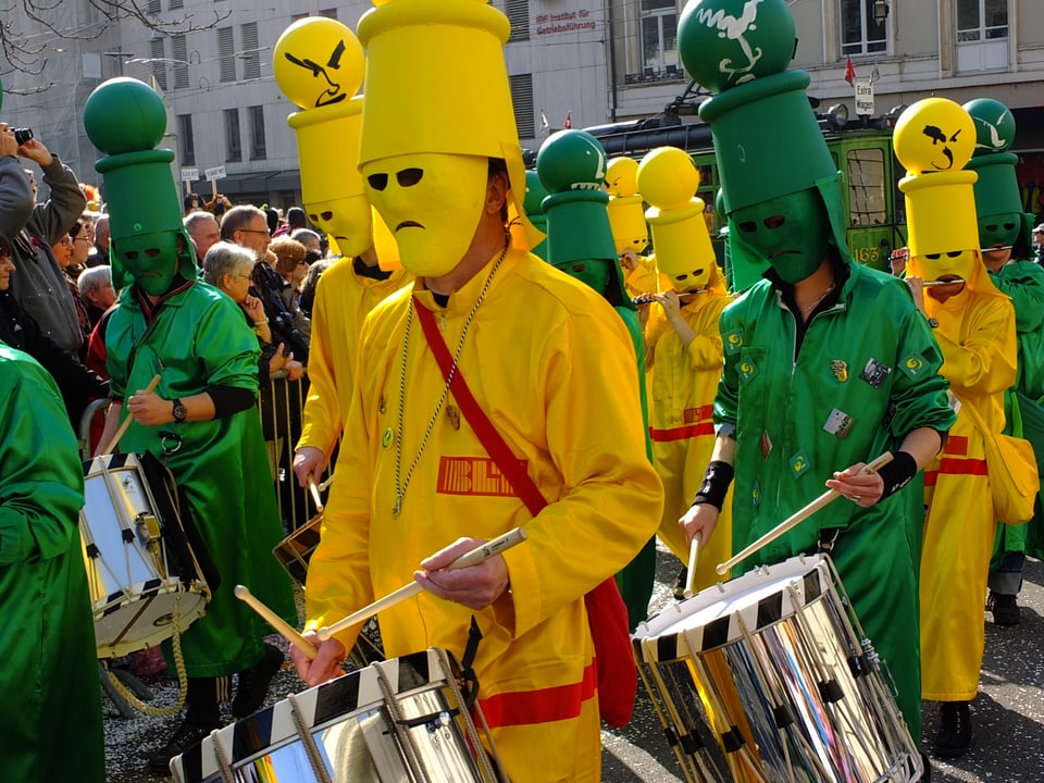Tambouren mit gelben und grünen Kostüms