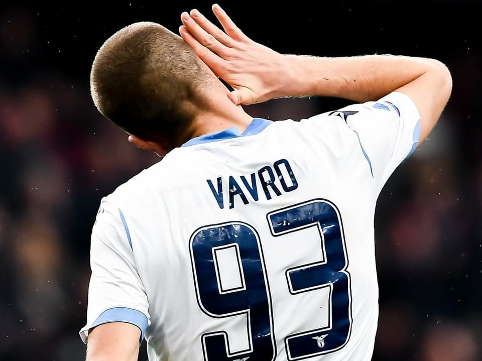 Lazios Vavro lauscht mit der Hand am Ohr dem Fanjubel
