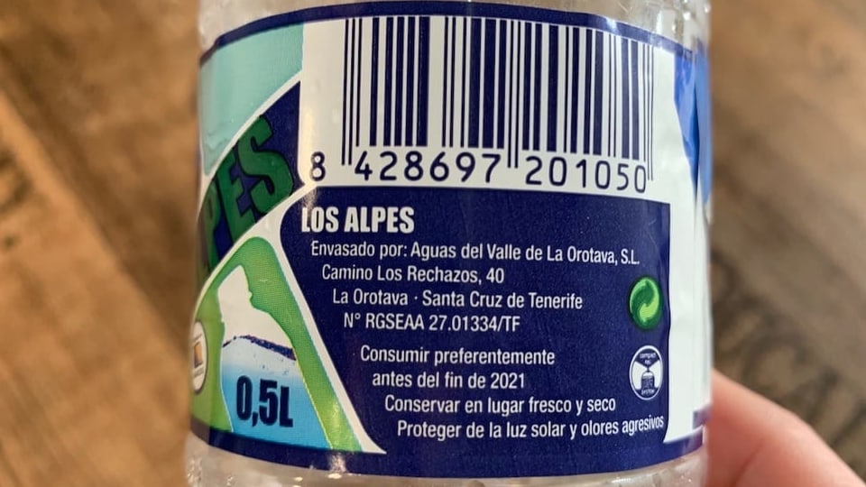 Etikett auf der Flasche mit Herkunftsangabe.